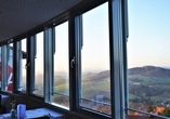 Genießen Sie Ihr Frühstück mit Panorama-Blick auf den Bayerischen Wald.