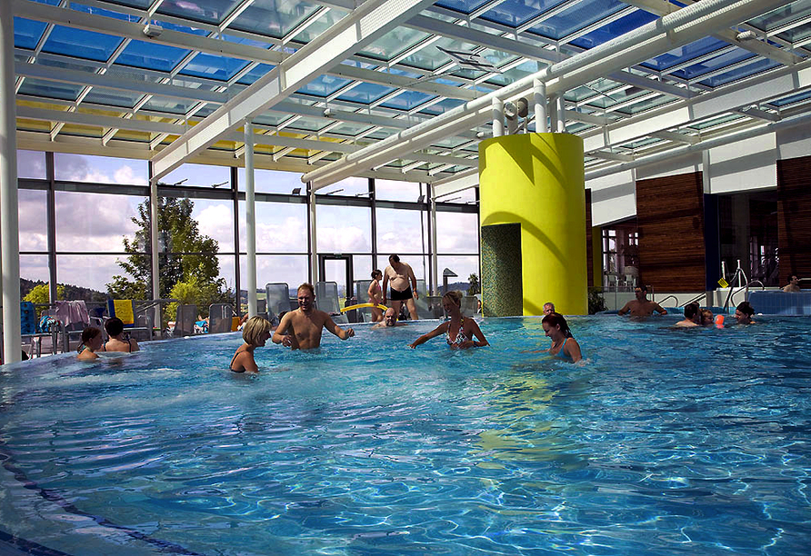 Besuchen Sie den beliebten Karoli-Badepark nicht weit vom Hotel entfernt.