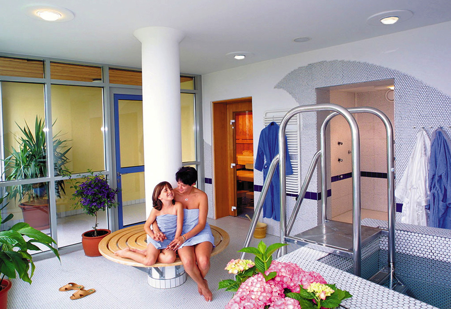 Der Karoli-Badepark bietet Spaß und Entspannung in nächster Nähe zum Hotel.