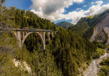 Machen Sie eine Fahrt mit der Bahn entlang der spektakulären Gebirgsstrecken.