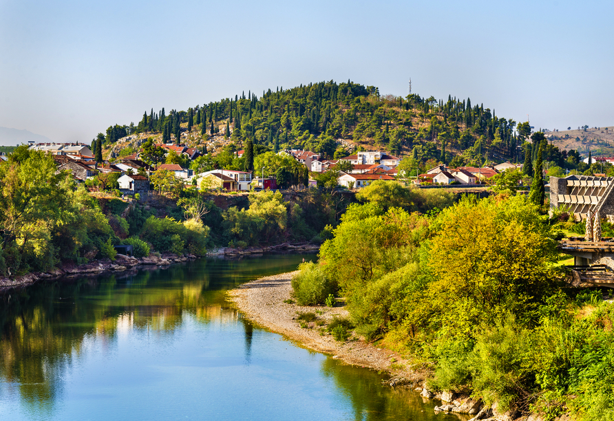 Blick auf die wunderschöne Hauptstadt von Montenegro, Podgorica.