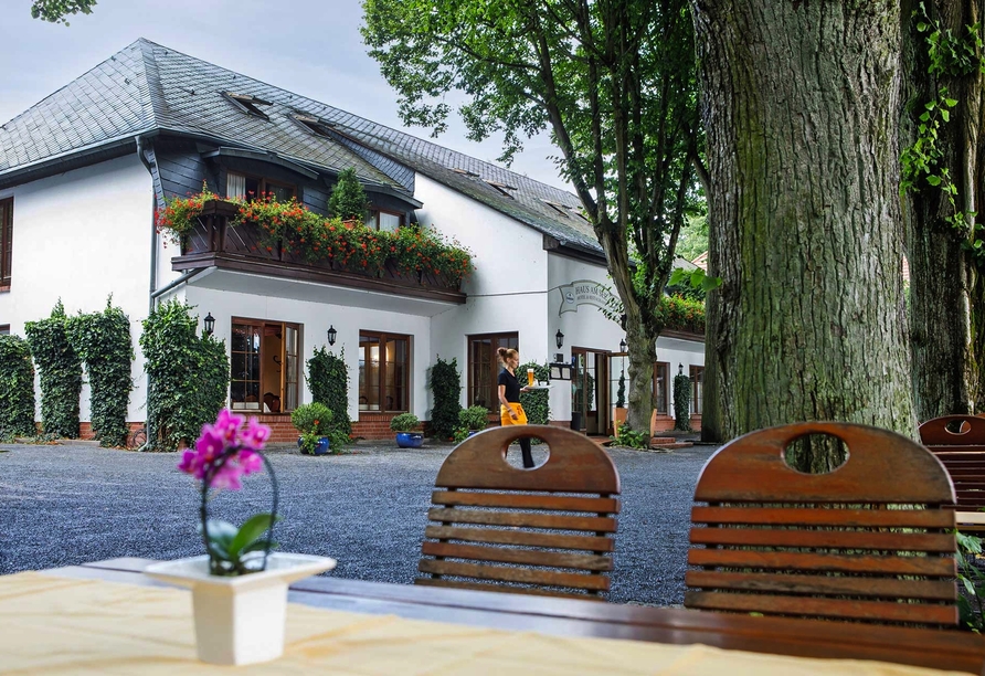 Machen Sie es sich auf der Terrasse des Hotels gemütlich.