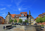 Schlendern Sie über den Marktplatz in Schleusingen.