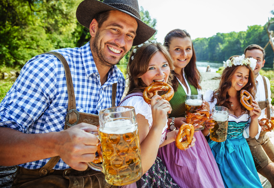 Genießen Sie ein kühles Bier und Leckereien nach bayerischer Tradition.