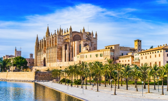 Verbringen Sie erholsame Tage in Palma de Mallorca und besichtigen Sie historische Bauten wie die Kathedrale 