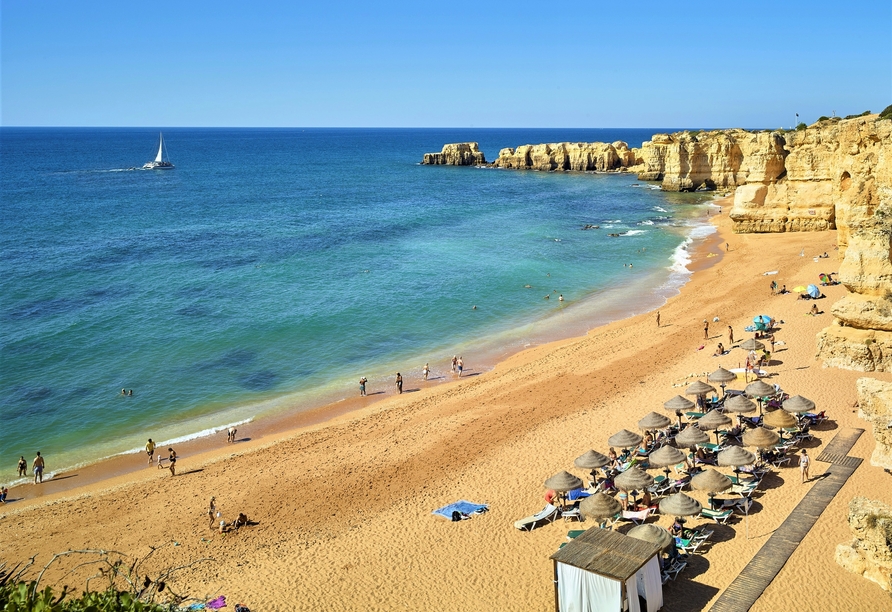 Der malerische Sandstrand Praia da Coelha ist bequem per Shuttlebus erreichbar.