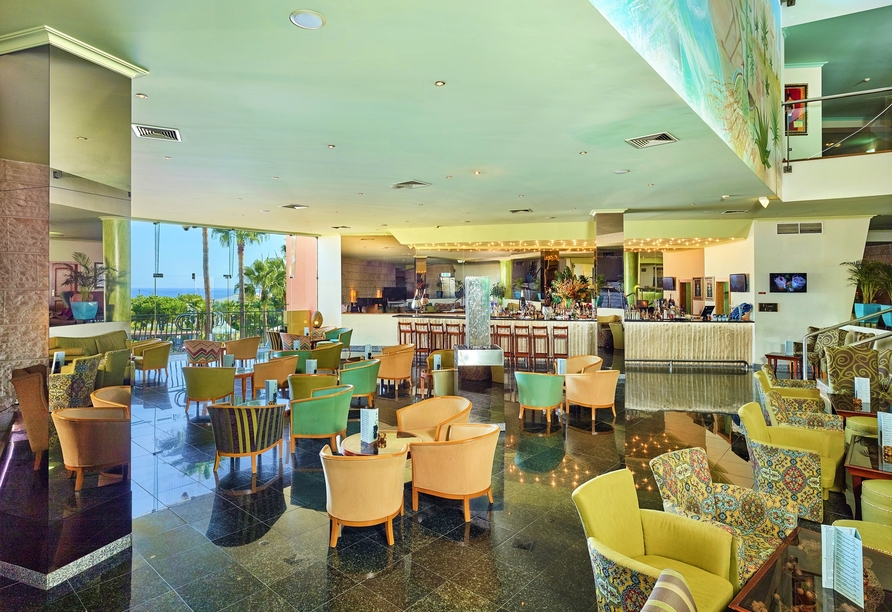 Genießen Sie einen kühlen Drink an der Hotelbar.