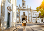 Schlendern Sie durch die charmanten Gassen von Faro und lassen Sie sich von der beeindruckenden Architektur und dem warmen Licht verzaubern.