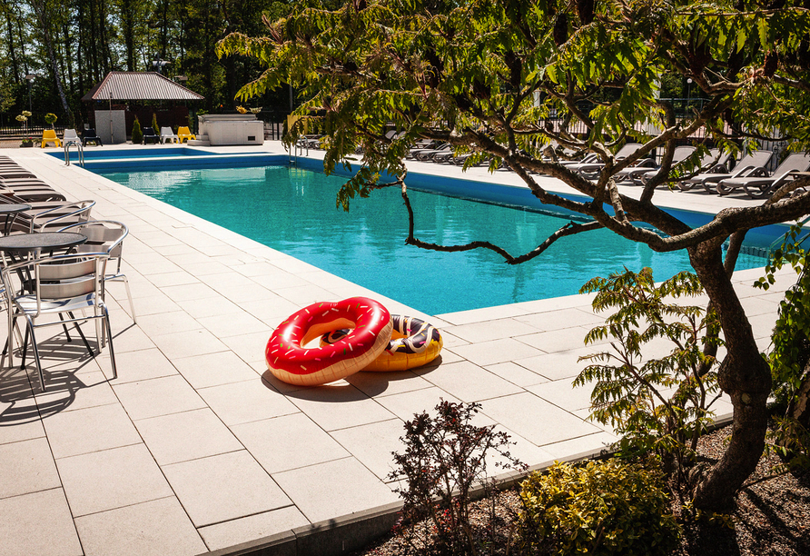 Freuen Sie sich auf entspannte Tage am Pool Ihres Hotels.