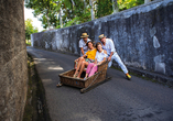 Unternehmen Sie eine Korbschlittenfahrt durch die Straßen Madeiras!