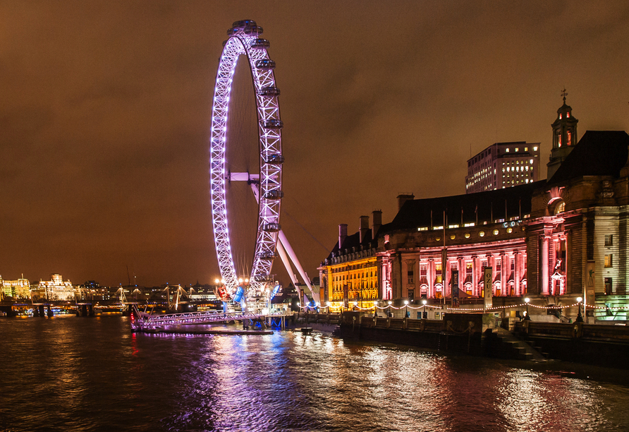 Am Abend leuchtet das Riesenrad London Eye und taucht die Kulisse in ein wunderschönes Licht.