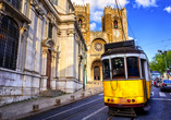 Eine Fahrt mit der berühmten Straßenbahn von Lissabon ist ein Muss.