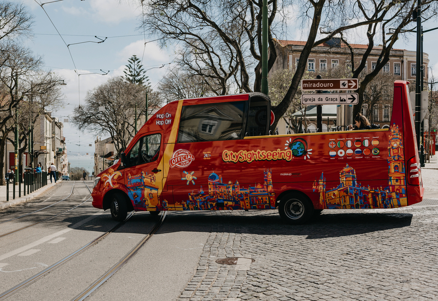 Nutzen Sie das Hop-on/Hop-off-Busticket und fahren Sie mit dem Sightseeing-Bus durch Lissabon.