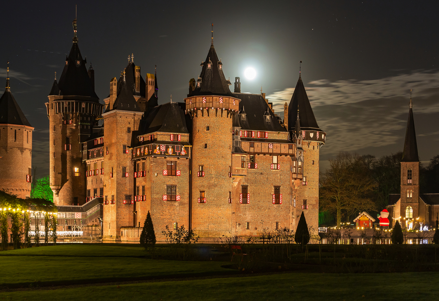 Die Burg Kasteel de Haar bei Utrecht leuchtet verträumt in der Adventszeit.