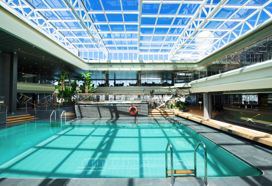 Der überdachte Pool macht Schwimmen auch im Winter möglich.