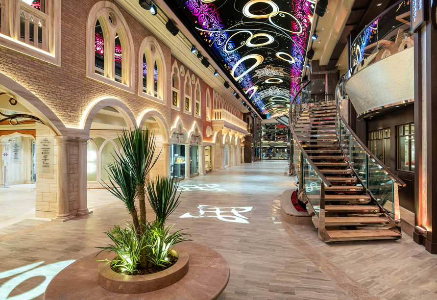 Lassen Sie sich von der Einrichtung der Galleria an Bord der MSC Virtuosa begeistern.