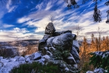 Die Kästeklippen im Harz verzaubern schneebedeckt einfach jeden Urlauber.