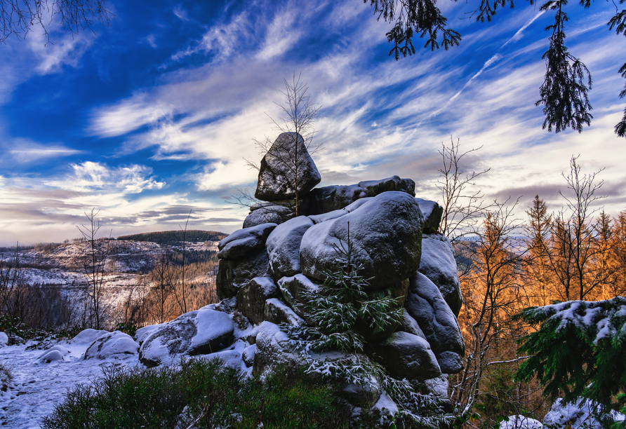 Die Kästeklippen im Harz verzaubern schneebedeckt einfach jeden Urlauber.