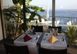 Lassen Sie sich im Hotelrestaurant mit Ausblick aufs Meer kulinarisch verwöhnen.