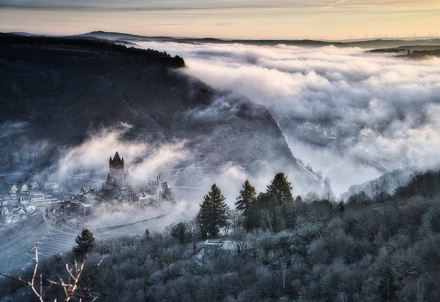 Ein mystischer Anblick im Winter: Die Reichsburg in Cochem