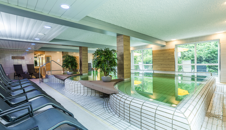 Schwimmen oder entspannt am Beckenrand ausstrecken – im Thermalbad ist beides möglich.