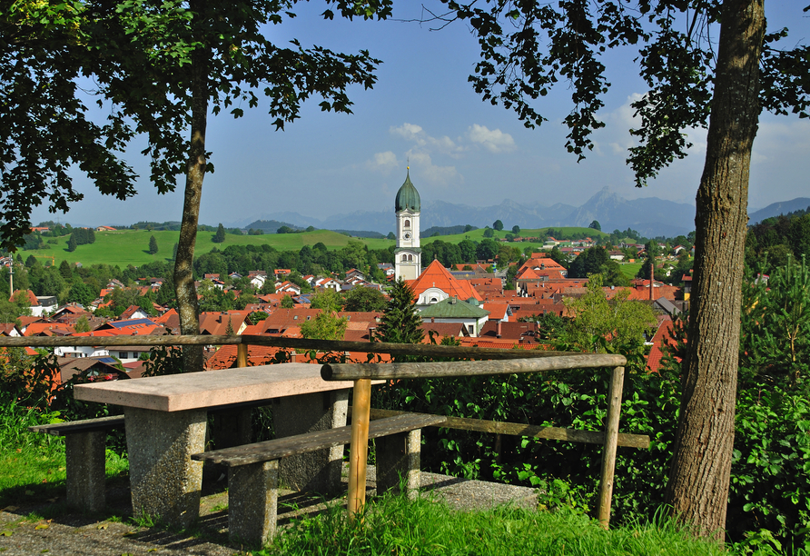Besuchen Sie die charmanten kleinen Ortschaften wie zum Beispiel Nesselwang entlang der Alpenstraße.