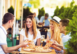Hotel Primavera & Meeting in Stresa, Lago Maggiore, Italien, Freunde beim Pizza essen