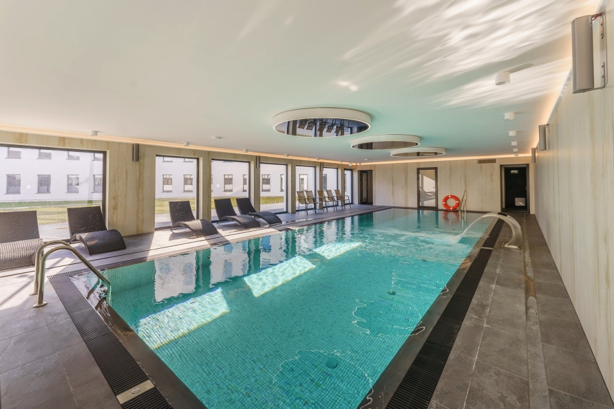 Ziehen Sie Ihre Bahnen im neuen Hallenbad des Solny Resorts.