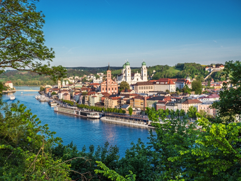 Ihr Hotel erwartet Sie im idyllischen Bäderdreieck Bayerns, unweit der berühmten Drei-Flüsse-Stadt Passau.