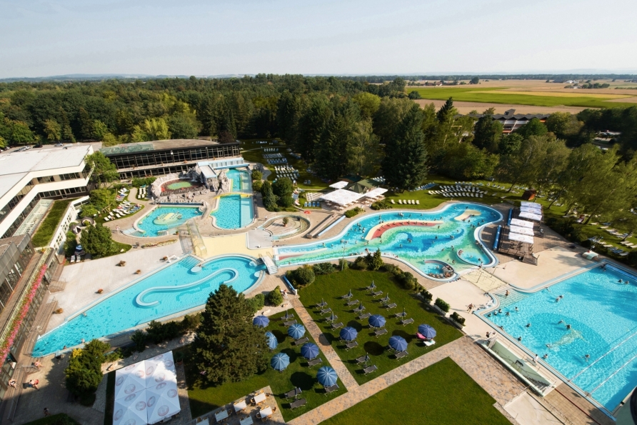 Tauchen Sie in die weitläufige Badewelt der Johannesbad Therme ein.