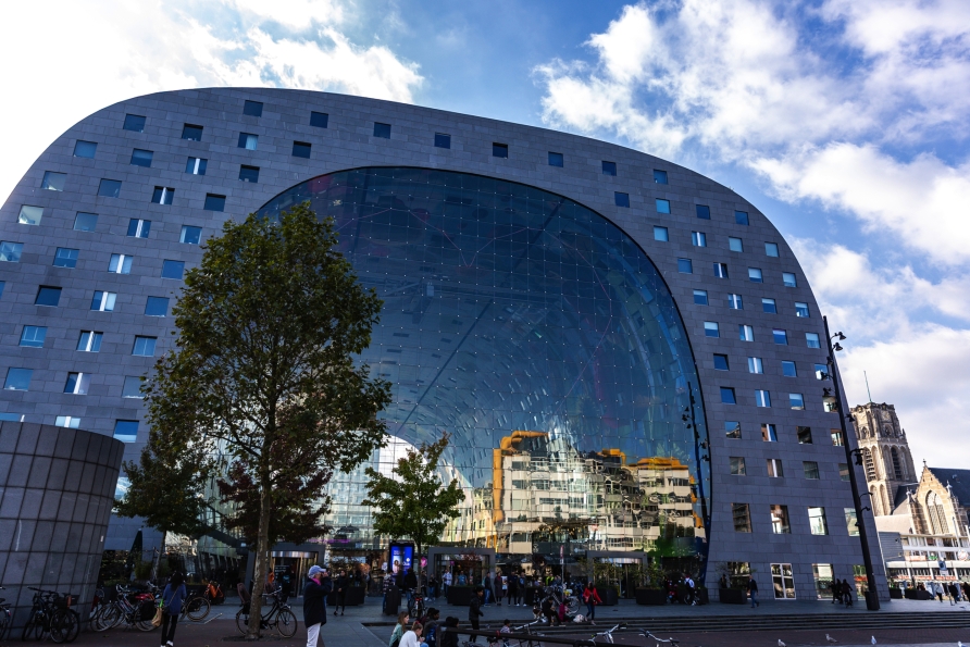 Machen Sie von Dordrecht aus einen Ausflug nach Rotterdam mit der extravaganten Markthalle.