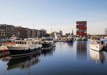 Das schöne Hafenviertel Eilandje in Antwerpen bietet zahlreiche Restaurants und Geschäfte an der Uferpromenade.