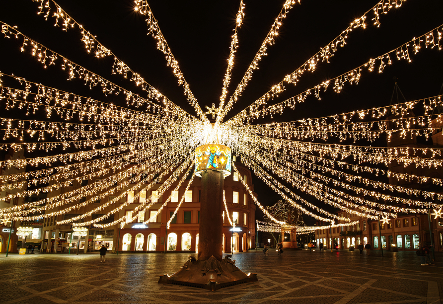 Bestaunen Sie die winterliche Beleuchtung auf dem Domplatz in Mainz.