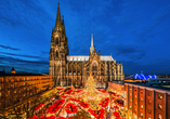 Der Kölner Dom erstrahlt im Glanz der weihnachtlichen Lichter.