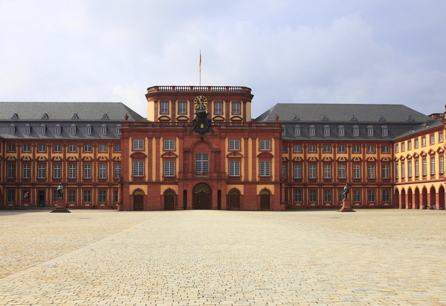 Schlendern Sie über den Ehrenhof des Barockschlosses in Mannheim.