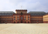 Schlendern Sie über den Ehrenhof des Barockschlosses in Mannheim.