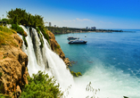 Der Düden Wasserfall stürzt eindrucksvoll an der Steilküste bei Antalya ins Meer.