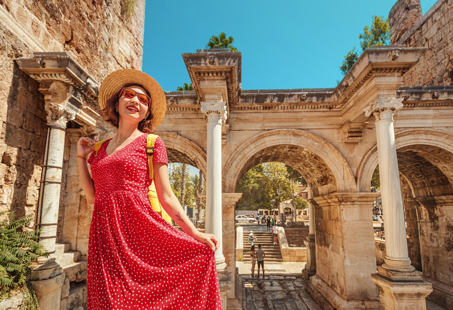Durchschreiten Sie das berühmte Hadrianstor in Antalya.