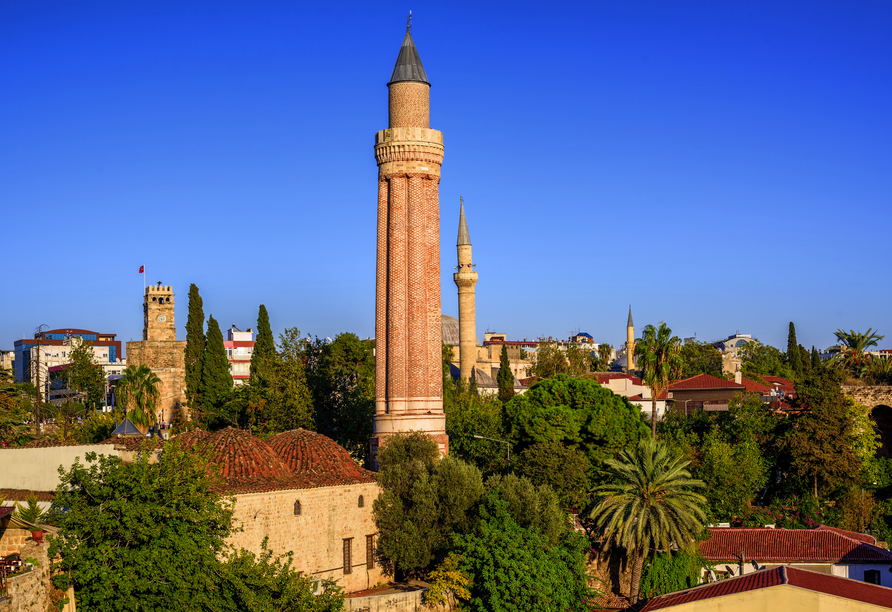 Wahrzeichen von Antalya: das Minarett der Yivli-Minare-Moschee