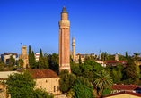 Wahrzeichen von Antalya: das Minarett der Yivli-Minare-Moschee