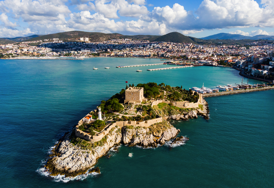 AIDAblu ab/an Korfu, Kuşadası Der Hafen von Kuşadası in der Türkei