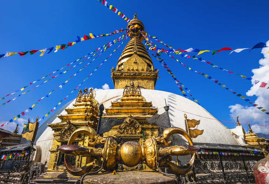 Sie besichtigen in Kathmandu unter anderem den Tempelkomplex Swayambhunath mit dem berühmten Stupa.