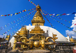 Sie besichtigen in Kathmandu unter anderem den Tempelkomplex Swayambhunath mit dem berühmten Stupa.