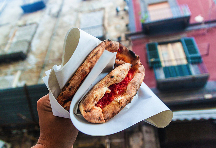 Die Königin des Neapolitanischen Street Foods: Pizza a Portafoglio