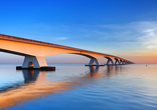 Freuen Sie sich auf ein Highlight Ihrer Radreise: Die Zeelandbrug – Niederlandes größte Brücke. 