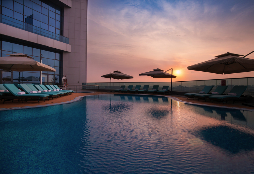 Poollandschaft im Millennium Place Barsha Heights Hotel