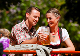 Freuen Sie sich im Sommer auf ein kühles Bier im traditionellen Biergarten.