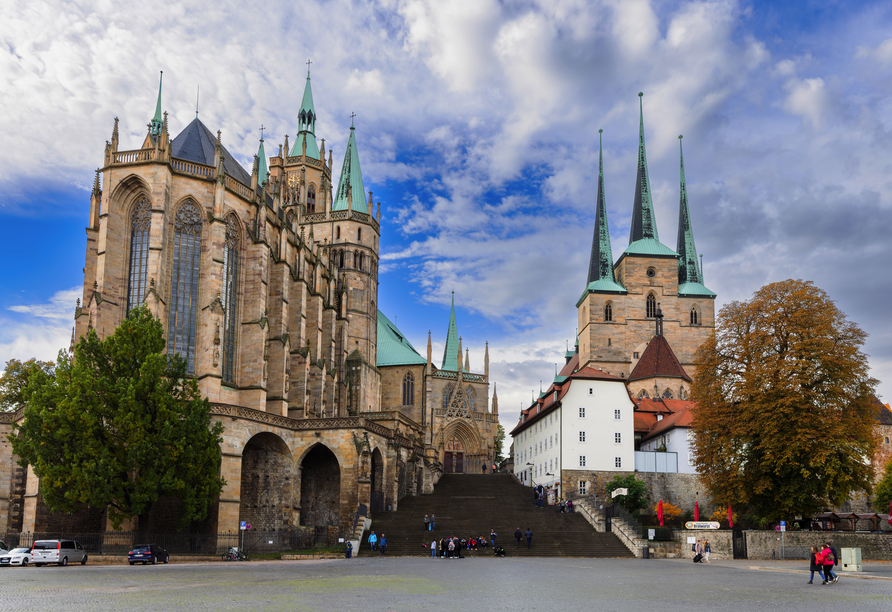 Der Erfurter Dom und die St. Severikirche bilden ein einzigartiges architektonisches Ensemble auf dem Domplatz.