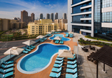 Entspannen Sie an einem der Außenpools vom Millennium Place Barsha Heights Hotel