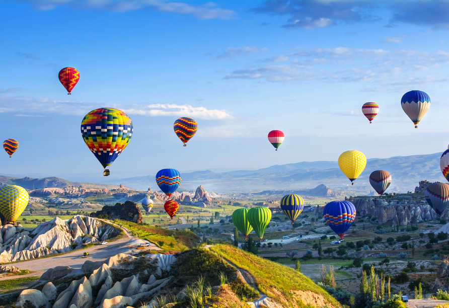 Genießen Sie auf einer optional vor Ort buchbaren Fahrt mit dem Heißluftballon die traumhafte Aussicht hoch über Kappadokien.
